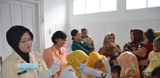 Yasarini Lanud Supadio Beri Imunisasi Difteri BERI IMUNISASI. Yasarini Lanud Supadio tengah menyelenggarakan imunisasi difteri di ruang UKS TK Angkasa, Selasa (13/3)--Penerangan Lanud Supadio for RK