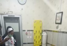 Pencuri Spesialis Pecah Kaca Mobil Ditembak Jatanras TERKAPAR. Salah satu pelaku yang ditembak tengah mendapat pertolongan medis di RS Anton Soedjarwo Bhayangkara Polda Kalbar, Rabu (14/3) dini hari—Ocsya Ade CP