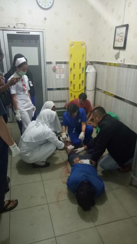 TERKAPAR. Salah satu pelaku yang ditembak tengah mendapat pertolongan medis di RS Anton Soedjarwo Bhayangkara Polda Kalbar, Rabu (14/3) dini hari—Ocsya Ade CP