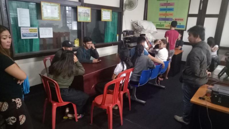 TERJARING. Belasan penghuni kos terjaring razia Satpol PP Kota Pontianak karena berduaan dalam kamar kos dan tidak memiliki identitas diri, Rabu (14/3) pagi—Ocsya Ade CP