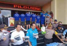 Ungkap Sindikat Narkotika Internasional, BNN Tembak Mati WN Malaysia 7 KG SABU DAN 30 RIBU EKSTASI. Mengenakan baju tahanan berwarna biru, para tersangka jaringan narkotika internasional yang memasukkan total 7 Kg dan 30 ribu ekstasi ditunjukkan saat rilis di Mapolda Kalbar, Rabu (14/3). Ambrosius Junius-RK