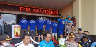 Ungkap Sindikat Narkotika Internasional, BNN Tembak Mati WN Malaysia 7 KG SABU DAN 30 RIBU EKSTASI. Mengenakan baju tahanan berwarna biru, para tersangka jaringan narkotika internasional yang memasukkan total 7 Kg dan 30 ribu ekstasi ditunjukkan saat rilis di Mapolda Kalbar, Rabu (14/3). Ambrosius Junius-RK