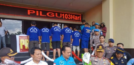 Ungkap Sindikat Narkotika Internasional, BNN Tembak Mati WN Malaysia 7 KG SABU DAN 30 RIBU EKSTASI. Mengenakan baju tahanan berwarna biru, para tersangka jaringan narkotika internasional yang memasukkan total 7 Kg dan 30 ribu ekstasi ditunjukkan saat rilis di Mapolda Kalbar, Rabu (14/3). Ambrosius Junius-RK