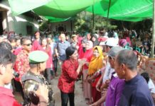 Karol-Gidot Siap Lanjutkan Pembangunan DISAMBUT WARGA. Karolin Margret Natasa ketika disambut antusias warga Sambas, kemarin. Warga for RK