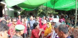 Karol-Gidot Siap Lanjutkan Pembangunan DISAMBUT WARGA. Karolin Margret Natasa ketika disambut antusias warga Sambas, kemarin. Warga for RK