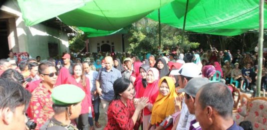 Karol-Gidot Siap Lanjutkan Pembangunan DISAMBUT WARGA. Karolin Margret Natasa ketika disambut antusias warga Sambas, kemarin. Warga for RK