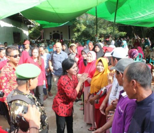 Karol-Gidot Siap Lanjutkan Pembangunan DISAMBUT WARGA. Karolin Margret Natasa ketika disambut antusias warga Sambas, kemarin. Warga for RK