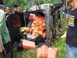 Aksi Polisi di Dua Kabupaten Membekuk Bandit PANIK, MOBIL PUN TERBALIK. Xenia hitam pembawa sosis ilegal yang terbalik di Dusun Aping, Desa Tunang, Kecamatan Mempawah Hulu Karangan, setelah dikejar anggota Polsek Teriak, Bengkayang, Selasa (13/3). INZET: Geri Rivaldo Muslim, pengemudi Xenia hitam tersebut. Polres Bengkayang for Rakyat Kalbar