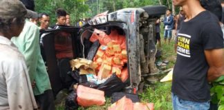 Aksi Polisi di Dua Kabupaten Membekuk Bandit PANIK, MOBIL PUN TERBALIK. Xenia hitam pembawa sosis ilegal yang terbalik di Dusun Aping, Desa Tunang, Kecamatan Mempawah Hulu Karangan, setelah dikejar anggota Polsek Teriak, Bengkayang, Selasa (13/3). INZET: Geri Rivaldo Muslim, pengemudi Xenia hitam tersebut. Polres Bengkayang for Rakyat Kalbar