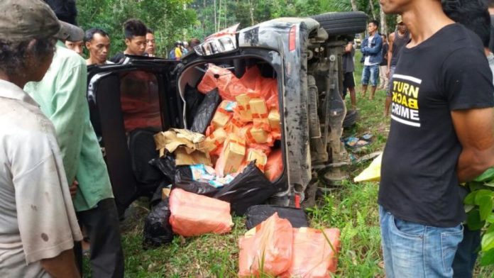 PANIK, MOBIL PUN TERBALIK. Xenia hitam pembawa sosis ilegal yang terbalik di Dusun Aping, Desa Tunang, Kecamatan Mempawah Hulu Karangan, setelah dikejar anggota Polsek Teriak, Bengkayang, Selasa (13/3). INZET: Geri Rivaldo Muslim, pengemudi Xenia hitam tersebut. Polres Bengkayang for Rakyat Kalbar