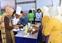 Semaraknya HUT Dharma Pertiwi ke-54 di Lanud Supadio MASAK IKAN. Lomba memasak berbahan ikan di Hanggar Lanud Supadio, Kubu Raya, Jumat (16/3). Penerangan Lanud Supadio for Rakyat Kalbar