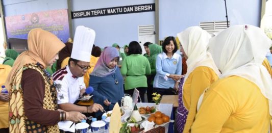 Semaraknya HUT Dharma Pertiwi ke-54 di Lanud Supadio MASAK IKAN. Lomba memasak berbahan ikan di Hanggar Lanud Supadio, Kubu Raya, Jumat (16/3). Penerangan Lanud Supadio for Rakyat Kalbar