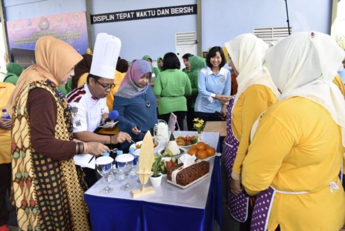 MASAK IKAN. Lomba memasak berbahan ikan di Hanggar Lanud Supadio, Kubu Raya, Jumat (16/3). Penerangan Lanud Supadio for Rakyat Kalbar