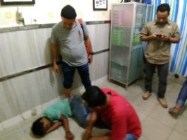Dua Jambret Diterjang Timah Panas Jatanras TERKAPAR. Salah satu jambret saat mendapat pertolongan medis pada kakinya yang ditembak di RS Anton Soedjarwo Bhayangkara, Sabtu (17/3) dini hari--Ocsya Ade CP