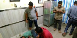 Dua Jambret Diterjang Timah Panas Jatanras TERKAPAR. Salah satu jambret saat mendapat pertolongan medis pada kakinya yang ditembak di RS Anton Soedjarwo Bhayangkara, Sabtu (17/3) dini hari--Ocsya Ade CP