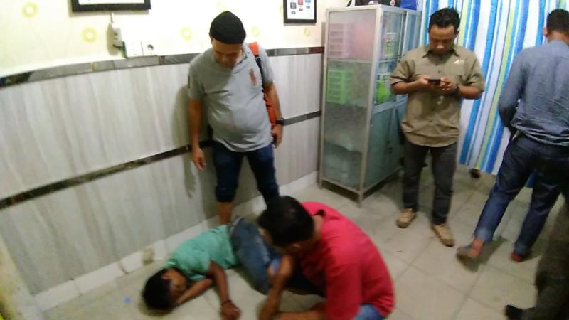 TERKAPAR. Salah satu jambret saat mendapat pertolongan medis pada kakinya yang ditembak di RS Anton Soedjarwo Bhayangkara, Sabtu (17/3) dini hari--Ocsya Ade CP