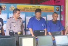 Pembobol SDN 34 Pontianak Curhat GELAR PERKARA. Kapolsek Pontianak Selatan, Kompol Amad Mukhtar menunjukkan tersangka dan barang bukti pencurian di SDN 34 Pontianak, Senin (19/3)—Ambrosius Junius/RK