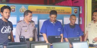 Pembobol SDN 34 Pontianak Curhat GELAR PERKARA. Kapolsek Pontianak Selatan, Kompol Amad Mukhtar menunjukkan tersangka dan barang bukti pencurian di SDN 34 Pontianak, Senin (19/3)—Ambrosius Junius/RK