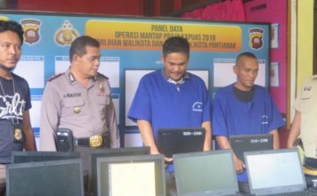 Pembobol SDN 34 Pontianak Curhat GELAR PERKARA. Kapolsek Pontianak Selatan, Kompol Amad Mukhtar menunjukkan tersangka dan barang bukti pencurian di SDN 34 Pontianak, Senin (19/3)—Ambrosius Junius/RK