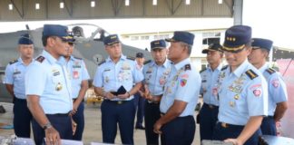 Untuk “Belanja Masalah” dan Tanam Prasasti Hidup SAMPAIKAN KONDISI LANUD SUPADIO. Saling berhadapan, Danlanud Supadio, Marsma TNI Minggit Tribowo (kanan), menyampaikan laporannya ketika dikunjungi oleh Pangkoopsau I, Marsda TNI Nanang Santoso (kiri) di Lanud Supadio, Kubu Raya, Kamis (22/3). Penerangan Lanud Supadio for RK