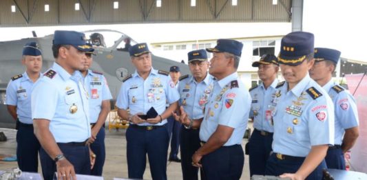 Untuk “Belanja Masalah” dan Tanam Prasasti Hidup SAMPAIKAN KONDISI LANUD SUPADIO. Saling berhadapan, Danlanud Supadio, Marsma TNI Minggit Tribowo (kanan), menyampaikan laporannya ketika dikunjungi oleh Pangkoopsau I, Marsda TNI Nanang Santoso (kiri) di Lanud Supadio, Kubu Raya, Kamis (22/3). Penerangan Lanud Supadio for RK