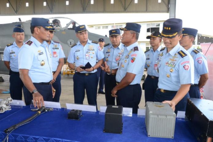 SAMPAIKAN KONDISI LANUD SUPADIO. Saling berhadapan, Danlanud Supadio, Marsma TNI Minggit Tribowo (kanan), menyampaikan laporannya ketika dikunjungi oleh Pangkoopsau I, Marsda TNI Nanang Santoso (kiri) di Lanud Supadio, Kubu Raya, Kamis (22/3). Penerangan Lanud Supadio for RK