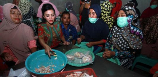 Berbaur dengan Warga, Karolin Ikut Kupas Kulit Rajungan