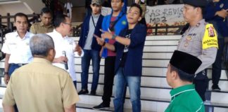 Tolak Revisi UU MD3, Mahasiswa “Serbu” Gedung DPRD Kalbar BERDIALOG. Aliansi Mahasiswa Kalimantan Barat berdialog dengan perwakilan DPRD Kalbar, Senin pagi (26/3). Zainudin-RK