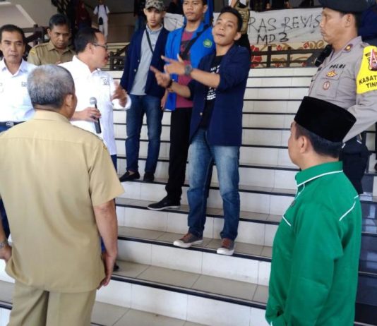 Tolak Revisi UU MD3, Mahasiswa “Serbu” Gedung DPRD Kalbar BERDIALOG. Aliansi Mahasiswa Kalimantan Barat berdialog dengan perwakilan DPRD Kalbar, Senin pagi (26/3). Zainudin-RK