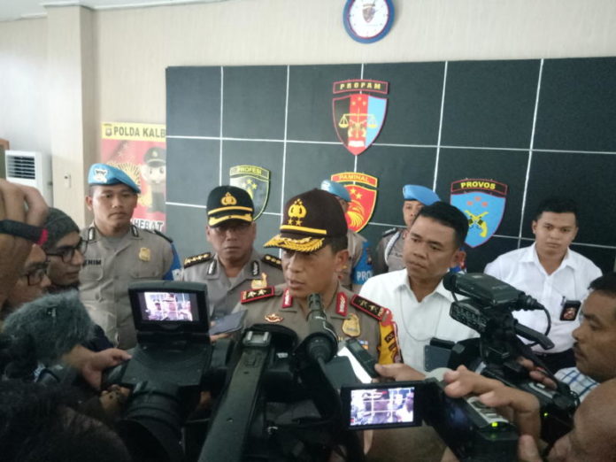 WAWANCARA. Kapolda Kalbar, Irjen Pol Didi Haryono ketika diwawancarai sejumlah wartawan, di Mapolda Kalbar, Senin (12/3)-- Ambrosius Junius