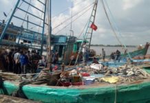 Maling Ikan Kembali Beraksi di Perairan Indonesia PERIKSA. Petugas memeriksa isi kapal berbendera Vietnam yang disandarkan di dermaga Stasiun PSDKP Pontianak, Jumat (23/3) Ambrosius Junius-RK
