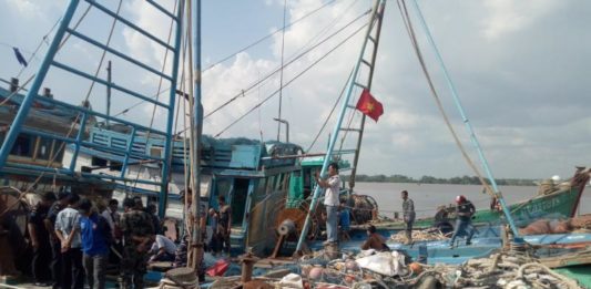 Maling Ikan Kembali Beraksi di Perairan Indonesia PERIKSA. Petugas memeriksa isi kapal berbendera Vietnam yang disandarkan di dermaga Stasiun PSDKP Pontianak, Jumat (23/3) Ambrosius Junius-RK