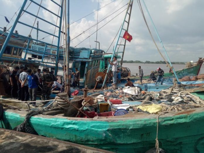 PERIKSA. Petugas memeriksa isi kapal berbendera Vietnam yang disandarkan di dermaga Stasiun PSDKP Pontianak, Jumat (23/3) Ambrosius Junius-RK