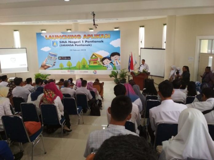 PELUNCURAN APLIKASI. Suasana peluncuran aplikasi di SMAN 1 Pontianak--Suci Nurdini Setiowati/RK