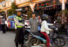 Cuma Bilang Minta Maaf, Pengendara Tanpa Helm Dilepaskan Polantas OPERASI KEMANUSIAAN. Anggota Sat Lantas Polres Singkawang ketika mempersilakan pengendara yang tak lengkap dengan alat keselamatan melanjutkan perjalanan di Jalan Sejahtera, Kamis (8/3) pagi—Suhendra/RK
