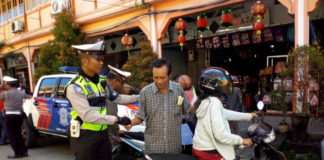 Cuma Bilang Minta Maaf, Pengendara Tanpa Helm Dilepaskan Polantas OPERASI KEMANUSIAAN. Anggota Sat Lantas Polres Singkawang ketika mempersilakan pengendara yang tak lengkap dengan alat keselamatan melanjutkan perjalanan di Jalan Sejahtera, Kamis (8/3) pagi—Suhendra/RK
