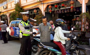 Cuma Bilang Minta Maaf, Pengendara Tanpa Helm Dilepaskan Polantas OPERASI KEMANUSIAAN. Anggota Sat Lantas Polres Singkawang ketika mempersilakan pengendara yang tak lengkap dengan alat keselamatan melanjutkan perjalanan di Jalan Sejahtera, Kamis (8/3) pagi—Suhendra/RK