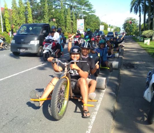 Drift Trike, Kendaraan Unik Karya Anggota TNI NGEDRIFTING. Para anggota TNI menyusuri Jalan Ahmad Yani Pontianak dengan mengendarai Drift Trike, Minggu (11/3). Suci Nurdini Setiowati-RK