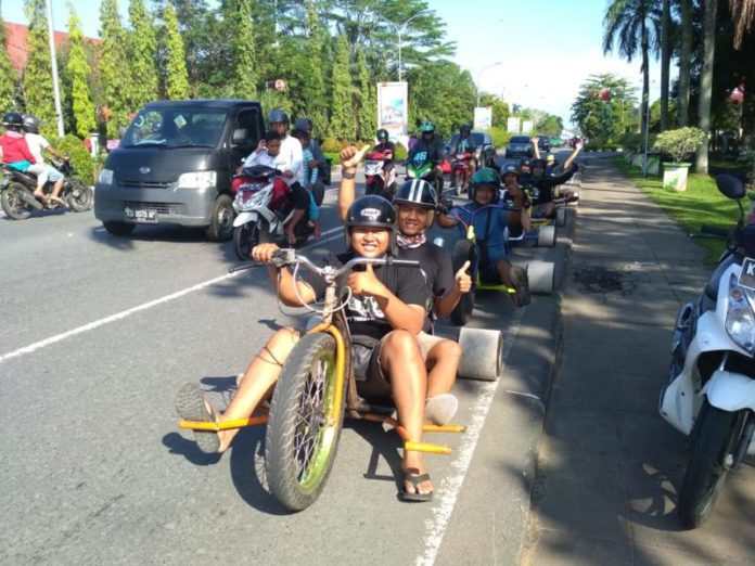 NGEDRIFTING. Para anggota TNI menyusuri Jalan Ahmad Yani Pontianak dengan mengendarai Drift Trike, Minggu (11/3). Suci Nurdini Setiowati-RK