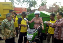 Pasukan Kuning Dapat Bantuan Armada Pengangkut Sampah PENYERAHAN BANTUAN. Wali Kota Singkawang mencoba menaiki armada pengangkutan sampah setelah diserahkan kepada petugas UPT Kebersihan, Jumat (23/3)--Suhendra Yusri/RK