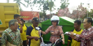 Pasukan Kuning Dapat Bantuan Armada Pengangkut Sampah PENYERAHAN BANTUAN. Wali Kota Singkawang mencoba menaiki armada pengangkutan sampah setelah diserahkan kepada petugas UPT Kebersihan, Jumat (23/3)--Suhendra Yusri/RK