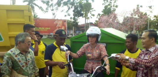 Pasukan Kuning Dapat Bantuan Armada Pengangkut Sampah PENYERAHAN BANTUAN. Wali Kota Singkawang mencoba menaiki armada pengangkutan sampah setelah diserahkan kepada petugas UPT Kebersihan, Jumat (23/3)--Suhendra Yusri/RK