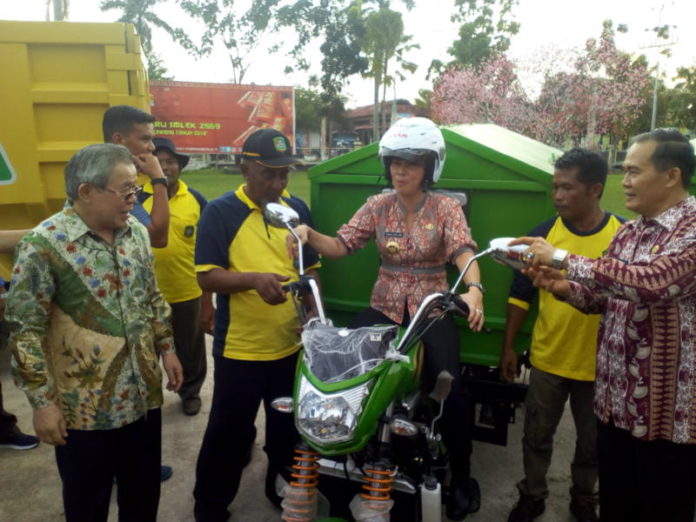 PENYERAHAN BANTUAN. Wali Kota Singkawang mencoba menaiki armada pengangkutan sampah setelah diserahkan kepada petugas UPT Kebersihan, Jumat (23/3)--Suhendra Yusri/RK