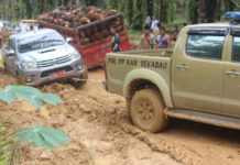 Awasi Proyek Jalan Belitang Rp36 M TERSENDAT : Mobil milik pejabat Pemkab Sekadau terjebak kubangan lumpur di Jalan Akses Belitang, belum lama ini. Tahun ini, ruas jalan tersebut akan diperbaiki. Abdu Syukri