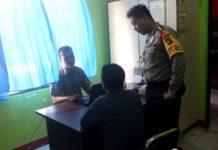 Oknum Guru Pelaku Kekerasan Seksual di Sekadau Diciduk INTROGASI. AKBP Anggon Salazar Tarmizi mengintrogasi oknum guru pelaku pelecehan seksual terhadap muridnya di ruang pemeriksaan Sat Reskrim Polres Sekadau, Kamis siang (15/3). Abdu Syukri-RK