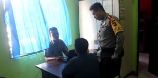 Oknum Guru Pelaku Kekerasan Seksual di Sekadau Diciduk INTROGASI. AKBP Anggon Salazar Tarmizi mengintrogasi oknum guru pelaku pelecehan seksual terhadap muridnya di ruang pemeriksaan Sat Reskrim Polres Sekadau, Kamis siang (15/3). Abdu Syukri-RK