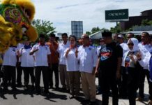 Warga Sampaikan Aspirasi ke Milton KAMPANYE. Milton-Boyman disambut warga Teluk Melano Kabupaten Kayong Utara, kemarin. Warga for RK