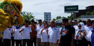 Warga Sampaikan Aspirasi ke Milton KAMPANYE. Milton-Boyman disambut warga Teluk Melano Kabupaten Kayong Utara, kemarin. Warga for RK