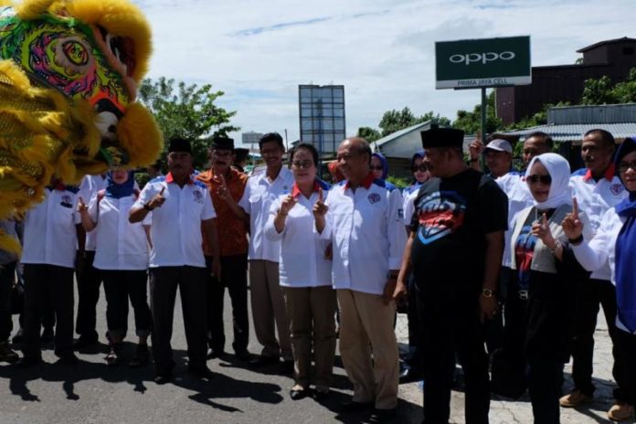 KAMPANYE. Milton-Boyman disambut warga Teluk Melano Kabupaten Kayong Utara, kemarin. Warga for RK