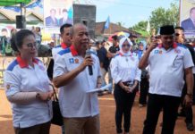 Mil-Boy Kampanye Terbatas di Kendawangan KAMPANYE. Milton Crosby didampingi Boyman Harun menggelar kampanye di Kecamatan Kendawangan, Kabupaten Ketapang, Selasa (6/3). Warga for RK